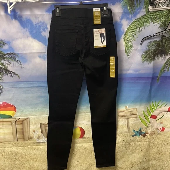 - Brand new with tags Woman’s Signature by Levi Strauss pull-on skinny. - Picture 8 of 15